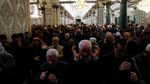 Momen Polisi Israel Gerebek Jemaah Iktikaf di Masjid Al Aqsa