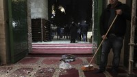 Sebelumnya, puluhan ribu orang disebut menghadiri salat Tarawih di lokasi tersebut. (AP Photo/Mahmoud Illean)