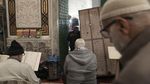 Momen Polisi Israel Gerebek Jemaah Iktikaf di Masjid Al Aqsa