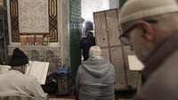 Puluhan jemaah tetap berada di lokasi dengan mengunci diri dari dalam untuk menghindari tindakan keras pihak Israel. Tetapi, polisi Israel memecahkan jendela ruangan salat dan menembakkan gas air mata serta granat kejut ke tengah jemaah. (AP Photo/Mahmoud Illean)