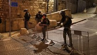 Diketahui Iktikaf di Masjid Al Aqsa baru diizinkan pasukan Israel di sepuluh hari terakhir Ramadan. Pembatasan Israel tersebut ditolak keras oleh warga Palestina. (Ahmad Gharabli/AFP/Getty Images)