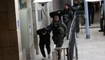 Momen Polisi Israel Gerebek Jemaah Iktikaf di Masjid Al Aqsa