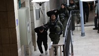 Pasukan Israel juga menangkap puluhan orang yang mereka sebut perusuh dari Masjid Al Aqsa. Apa yang mereka lakukan diklaim untuk menciptakan ketertiban. (Mostafa Alkharouf/Anadolu Agency/Getty Images)