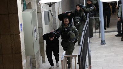 Momen Polisi Israel Gerebek Jemaah Iktikaf di Masjid Al Aqsa