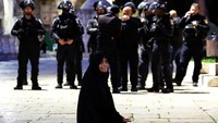 Jemaah dari Palestina terpaksa meninggalkan lokasi akibat serangan tersebut. (REUTERS/Ammar Awad)