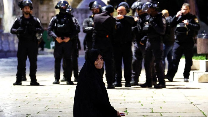 Polisi Israel Gerebek Jamaah Iktikaf di Masjid Al Aqsa Israeli police forces work at Al-Aqsa compound, also known to Jews as the Temple Mount, while tension arises during clashes with Palestinians in Jerusalem's Old City, April 5, 2023. REUTERS/Ammar Awad