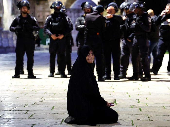 Israeli police forces work at Al-Aqsa compound, also known to Jews as the Temple Mount, while tension arises during clashes with Palestinians in Jerusalems Old City, April 5, 2023. REUTERS/Ammar Awad
