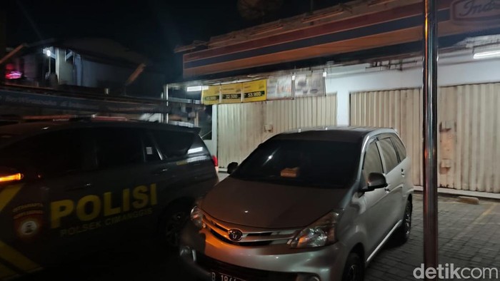 Polisi melakukan olah TKP di lokasi pembegalan di Cilangkap, Tapos, Depok.