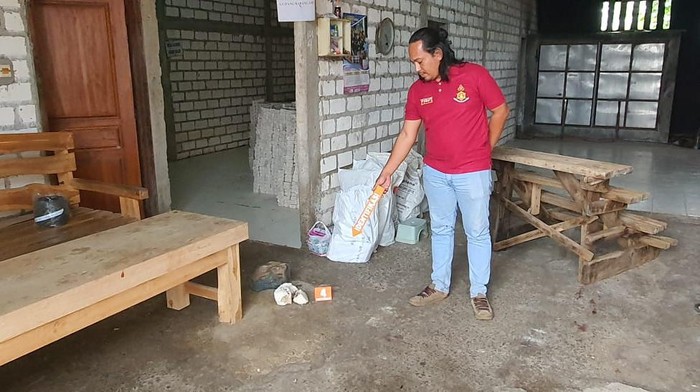 Polisi olah TKP di lokasi gudang garam yang dibobol maling di Juwana, Pati, Selasa (4/4/2023)