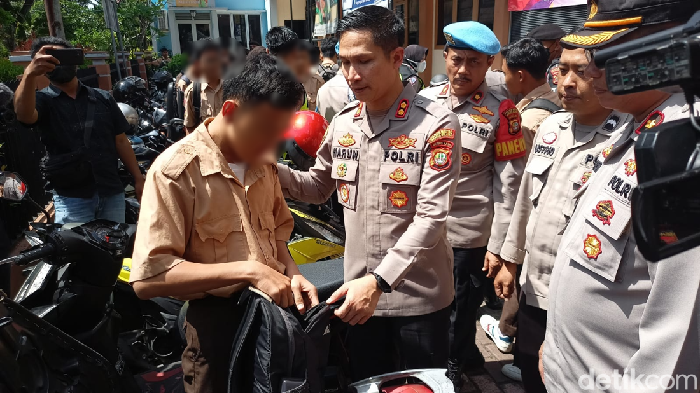 Polres Jaksel merazia pelajar yang membawa motor ke sekolah demi mencegah tawuran.