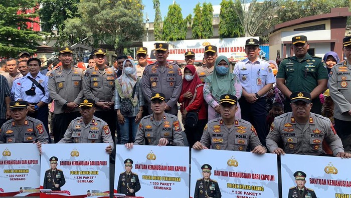 Polri Bagi Sembako ke Warga Jakut