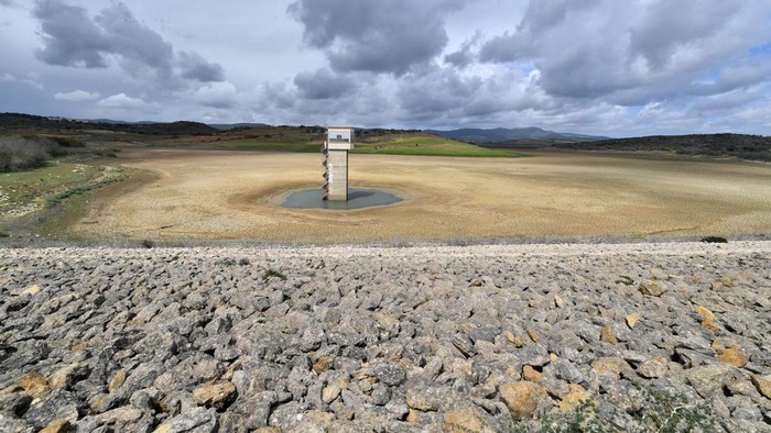 Potret Bendungan di Tunisia yang Kini Tandus A picture taken on on April 4, 2023, shows the dry Chiba dam near the city of Korba in northeastern Tunisia. - The North African country's dams are at critical lows following years of drought, exacerbated by pipeline leaks in a decrepit distribution network. (Photo by FETHI BELAID / AFP) (Photo by FETHI BELAID/AFP via Getty Images)