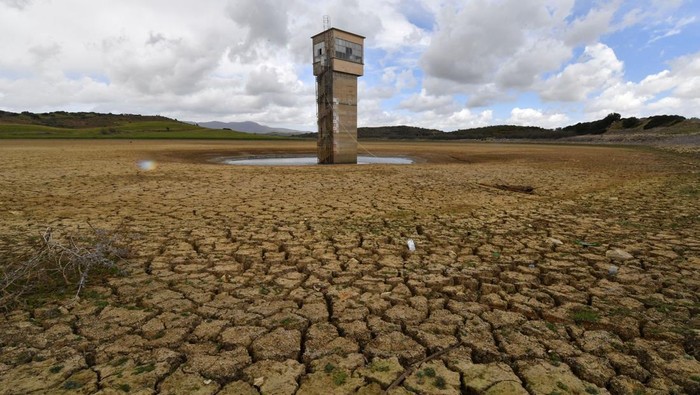 Potret Bendungan di Tunisia yang Kini Tandus A picture taken on on April 4, 2023, shows the dry Chiba dam near the city of Korba in northeastern Tunisia. - The North African country's dams are at critical lows following years of drought, exacerbated by pipeline leaks in a decrepit distribution network. (Photo by FETHI BELAID / AFP) (Photo by FETHI BELAID/AFP via Getty Images)