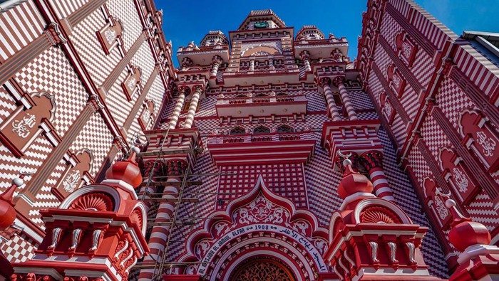 A general view of the Red Mosque (Jami Ul-Alfar Mosque) in Colombo, Sri Lanka, on April 5, 2023. (Photo by Thilina Kaluthotage/NurPhoto via Getty Images)
