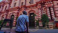 Pemilihan warna ini tidak memiliki alasan khusus. Dibuat dengan dominasi warna merah, Jamiul Alfar juga dikenal dengan nama Red Masjid (Masjid Merah). (Thilina Kaluthotage/Getty Images)  