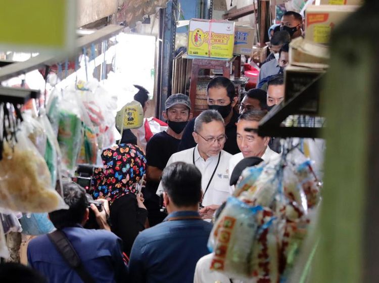Potret Jokowi dan Zulhas Blusukan Cek Harga Pangan di Pasar