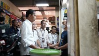 Jokowi blusukan ke pasar hari ini didampingi oleh Menteri Perdagangan Zulkifli Hasan dan Pj Gubernur DKI Jakarta Heru Budi Hartono.