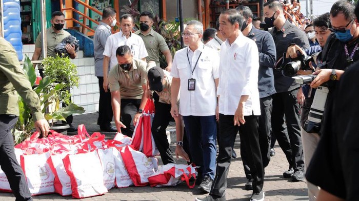 Presiden Joko Widodo dan Menteri Perdagangan Zulkifli Hasan melakukan sidak ke Pasar Rawamangun, Jakarta Timur. Mereka mengecek harga pangan.