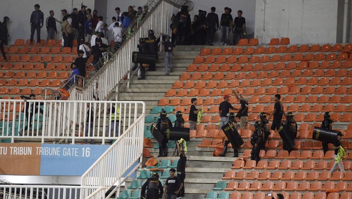 Potret Kerusuhan Antarsuporter di Stadion Pakansari Bogor Sejumlah polisi menghalau suporter yang terlibat kericuhan saat berlangsungnya pertandingan antara Persib Bandung melawan Persis Solo dalam lanjutan BRI Liga 1 di Stadion Pakansari, Kabupaten Bogor, Jawa Barat, Selasa (4/4/2023). Kericuhan tersebut diduga akibat saling ejek antarsuporter dan dalam pertandingan tersebut Persib Bandung berhasil mengalahkan Persis Solo dengan skor 3-1. ANTARA FOTO/Yulius Satria Wijaya/nym.