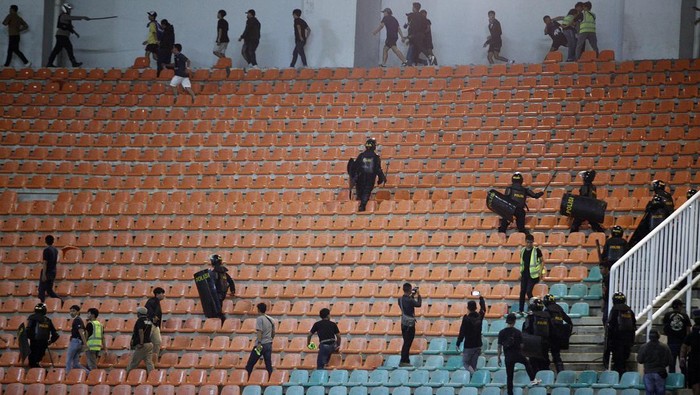 Potret Kerusuhan Antarsuporter di Stadion Pakansari Bogor Sejumlah polisi menghalau suporter yang terlibat kericuhan saat berlangsungnya pertandingan antara Persib Bandung melawan Persis Solo dalam lanjutan BRI Liga 1 di Stadion Pakansari, Kabupaten Bogor, Jawa Barat, Selasa (4/4/2023). Kericuhan tersebut diduga akibat saling ejek antarsuporter dan dalam pertandingan tersebut Persib Bandung berhasil mengalahkan Persis Solo dengan skor 3-1. ANTARA FOTO/Yulius Satria Wijaya/nym.