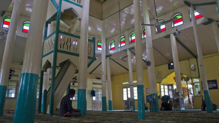Warga berjalan di depan Masjid Al Ala, Desa Jatuh, Kabupaten Hulu Sungai Tengah, Kalimantan Selatan, Selasa (4/4/2023). Masjid yang dibangun sekitar abad ke-17 Masehi dan diperkirakan berumur lebih dari 300 tahun tersebut menjadi simbol dakwah islami di Kabupaten Hulu Sungai Tengah. ANTARA FOTO/Bayu Pratama S/nym.