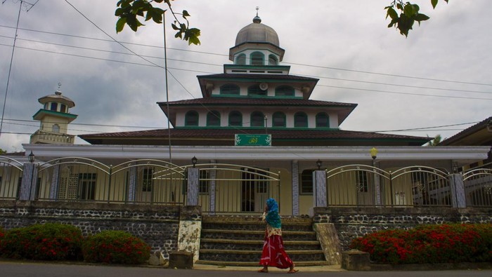 Warga berjalan di depan Masjid Al Ala, Desa Jatuh, Kabupaten Hulu Sungai Tengah, Kalimantan Selatan, Selasa (4/4/2023). Masjid yang dibangun sekitar abad ke-17 Masehi dan diperkirakan berumur lebih dari 300 tahun tersebut menjadi simbol dakwah islami di Kabupaten Hulu Sungai Tengah. ANTARA FOTO/Bayu Pratama S/nym.
