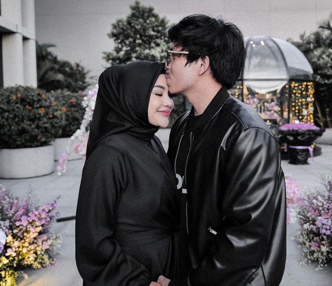 Rumah tangga Aurel dan Atta sendiri selalu terlihat harmonis. Sejak menikah pada April 2021 hingga kini, Atta dan Aurel selalu kompak bersama. Foto: Instagram: @attahalilintar