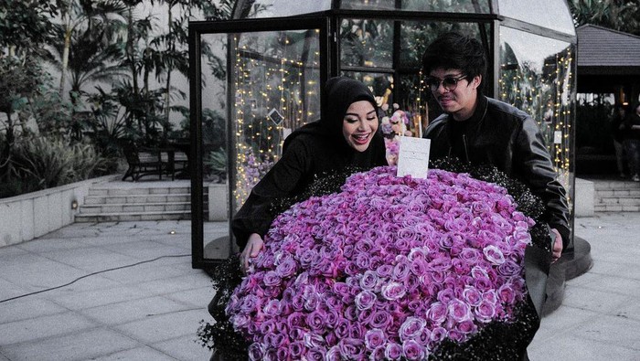 Potret Wedding Anniversary Atta dan Aurel