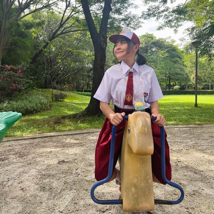Prilly Latuconsina jadi anak SD.