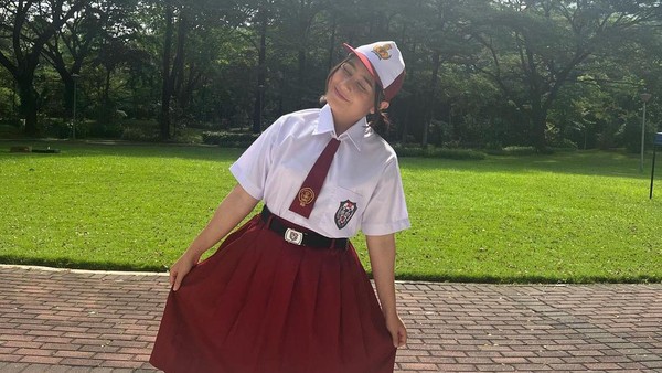 4 Gaya Prilly Latucosina Jadi Anak SD