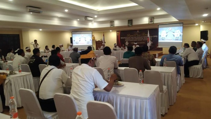 Rapat pleno penetapan DPS Pemilu 2024 ini dihadiri oleh PPK se-Jembrana, perwakilan partai politik, dan jajaran Forkopimda Jembrana di Hotel Jimbarwana, Rabu (5/5/2023). (I Putu Adi Budiastrawan/detikBali).