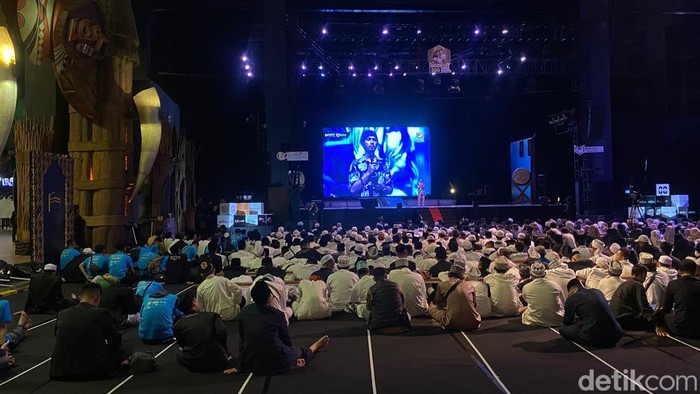 Ratusan santri dari berbagai wilayah di Jawa Barat ngabuburit di Trans Studio Bandung (TSB), Rabu (5/4/2023)
