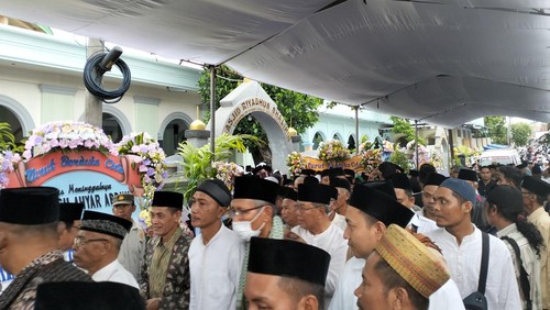 Ribuan warga antar almarhum mantan wali kota Mataram Ahyar Abduh ke pemakaman keluarga di Masjid Riyadhus Sholihin Lingkungan Perigi Kelurahan Dasan Agung Kecamatan Selaparang Kota Mataram, Rabu (5/4/2023) sore. Foto: Ahmad Viqi/detikBali.