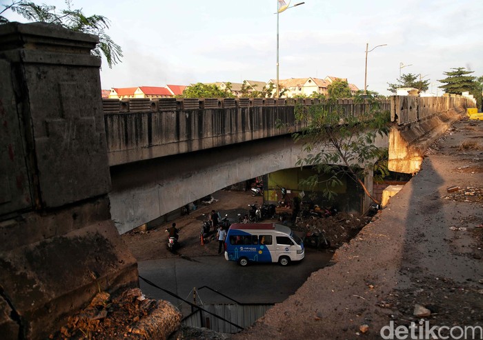 Pagar beton di Jembatan Marunda-Cilincing yang roboh sejak beberapa bulan lalu belum juga diperbaiki. Kondisi ini pun sangat membahayakan pengendara.