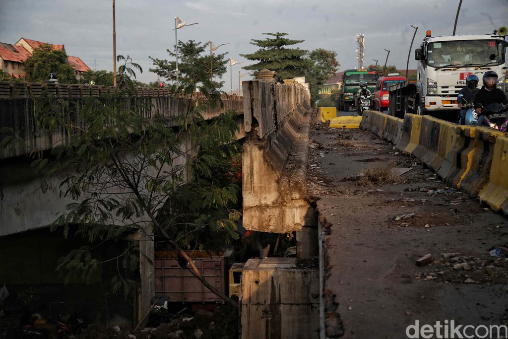 The concrete fence on the Marunda-Cilincing Bridge that collapsed a few months ago has not been repaired.  This condition is very dangerous for motorists.