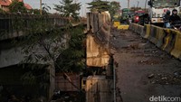 Hingga kini pagar beton jembatan tersebut belum juga diperbaiki.
