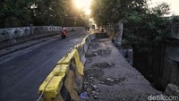Petugas hanya memasang beton di area jembatan yang rusak tersebut.