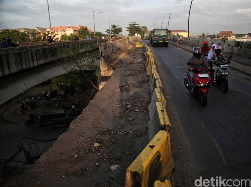 Pagar beton di Jembatan Marunda-Cilincing yang roboh sejak beberapa bulan lalu belum juga diperbaiki. Kondisi ini pun sangat membahayakan pengendara.