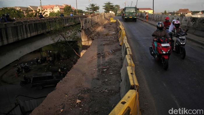 Roboh Berbulan-bulan, Pagar Beton Jembatan Marunda Belum Diperbaiki Pagar beton di Jembatan Marunda-Cilincing yang roboh sejak beberapa bulan lalu belum juga diperbaiki. Kondisi ini pun sangat membahayakan pengendara.