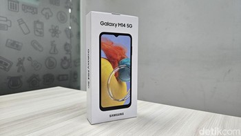 Layaknya HP Samsung lainnya, paket penjualan Galaxy M14 5G hanya menyertakan kabel data, kerta petunjuk dan garansi. Alhasl kotak kemasan dibuat tipis. Foto: Adi Fida Rahman/detikINET