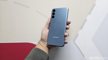 Samsung M14 5G dibekali baterai 6.000 mAh. Lantaran menjalankan One UI 5.1 yang punya manajemen daya yang lebih efisien, bikin baterai HP ini bisa menyokong kegiatan sehari-hari./ Foto: Adi Fida Rahman/detikINET