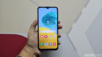 Layar M14 5G berukuran 6,6 inch menggunakan panel PLS LCD dengan resolusi Full HD+ dan refresh rate 90Hz. Foto: Adi Fida Rahman/detikINET