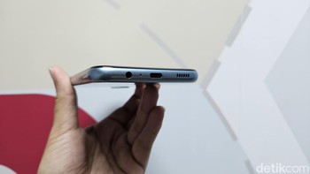 Bagian bawah terdapat jack audio 3,5 mm, port USB Type C dan speaker. Foto: Adi Fida Rahman/detikINET