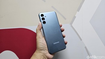 Selain warna blue dan dark blue, ini adalah Galaxy M14 5G versi silver, Foto: Adi Fida Rahman/detikINET