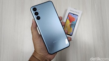Samsung menyediakan pilihan warna blue, silver dan dark blue. Harga Galaxy M14 5G sebagai berikut Rp 2.799.000 (4/64 GB), Rp 2.999.000 (4/128 GB) dan Rp 3.299.000 (6/128 GB) Foto: Adi Fida Rahman/detikINET