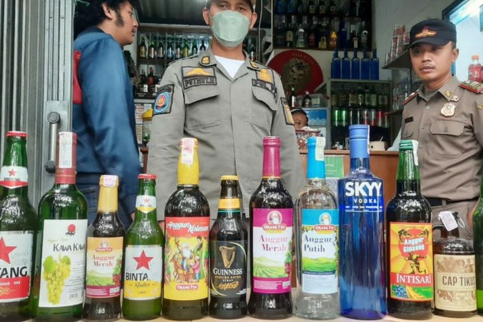 Satpol PP Jaksel menyita ribuan butir obat ilegal dan ratusan botol miras di Kebayoran Lama Rabu (5/4). (Foto: ANTARA/HO-Satpol PP)