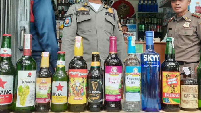 Satpol PP Jaksel menyita ribuan butir obat ilegal dan ratusan botol miras di Kebayoran Lama Rabu (5/4). (Foto: ANTARA/HO-Satpol PP)