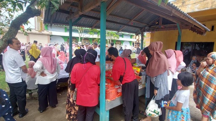 Situasi pasar murah di Pinrang, Sulsel.