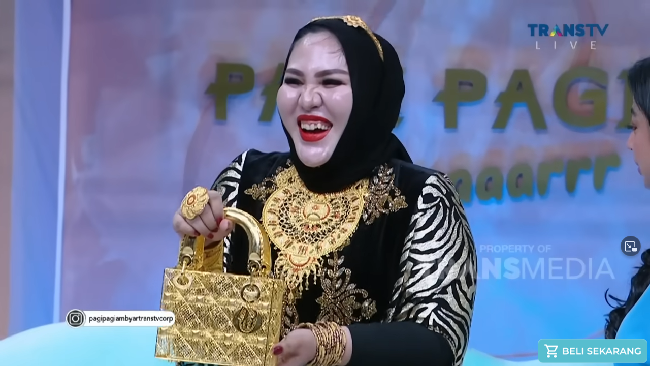 Kabar terbaru dikutip melalui detikSulsel, Polda Sulawesi Selatan (Sulsel) menyita enam produk skincare yang diduga mengandung bahan berbahaya. Produk kosmetik yang diamankan diketahui milik pengusaha Fenny Frans dan Mira Hayati. “Jadi ada beberapa barang bukti yang disita dari beberapa pelaku kosmetik, di antaranya dari Feny Frans, Maxie Glow, Bestie Glow, (intinya) ada 6 (merek produk), kata Kasubsi Penmas Humas Polda Sulsel, AKBP Nasaruddin saat konferensi pers, Jumat (8/11/2024). Foto: Dok. Youtube Trans Tv.