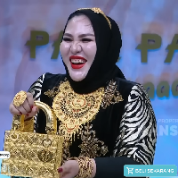 Kabar terbaru dikutip melalui detikSulsel, Polda Sulawesi Selatan (Sulsel) menyita enam produk skincare yang diduga mengandung bahan berbahaya. Produk kosmetik yang diamankan diketahui milik pengusaha Fenny Frans dan Mira Hayati. “Jadi ada beberapa barang bukti yang disita dari beberapa pelaku kosmetik, di antaranya dari Feny Frans, Maxie Glow, Bestie Glow, (intinya) ada 6 (merek produk), kata Kasubsi Penmas Humas Polda Sulsel, AKBP Nasaruddin saat konferensi pers, Jumat (8/11/2024). Foto: Dok. Youtube Trans Tv.